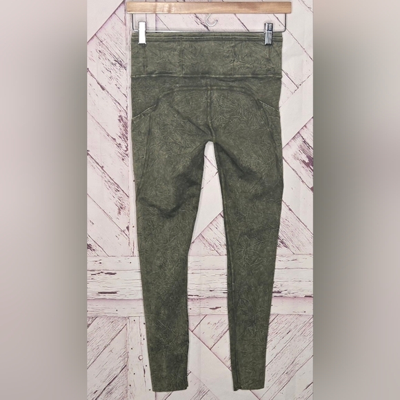 Lululemon Fast and Free Cropped Leggings - Picture 3 of 4